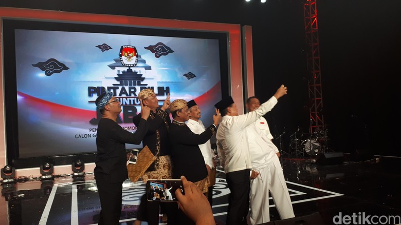 Momen Keakraban 4 Paslon Pilgub Jabar Saat Swafoto Momen Keakraban 4 Paslon Pilgub Jabar Saat Swafoto