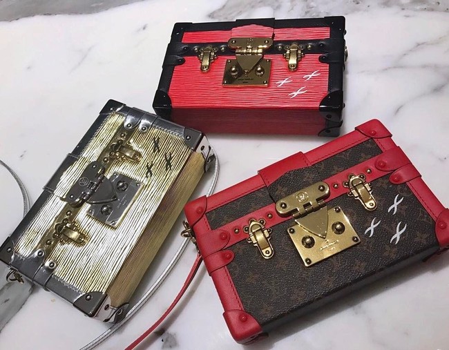 Ini adalah hadiah ulang tahun yang didapatkan Calista Cuaca dari sang ayah konglomerat Indonesia, Nurdian Cuaca. When you ask your dad for a bag and he surprises you with it at home 😍 Happy Chinese New Year everyone!” tulisnya pada keterangan foto. Harga tas Louis Vuitton seri Pettite Malle yang didapatnya ini masing-masing sekitar 3.550 poundsterling atau Rp 67 juta. Foto: Instagram