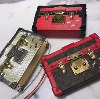 Ini adalah hadiah ulang tahun yang didapatkan Calista Cuaca dari sang ayah konglomerat Indonesia, Nurdian Cuaca. When you ask your dad for a bag and he surprises you with it at home 😍 Happy Chinese New Year everyone!” tulisnya pada keterangan foto. Harga tas Louis Vuitton seri Pettite Malle yang didapatnya ini masing-masing sekitar 3.550 poundsterling atau Rp 67 juta. Foto: Instagram