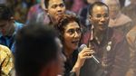 Mengintip Gaya Nyentrik Susi Pudjiastuti Saat Ngopi di Tengah Laut!