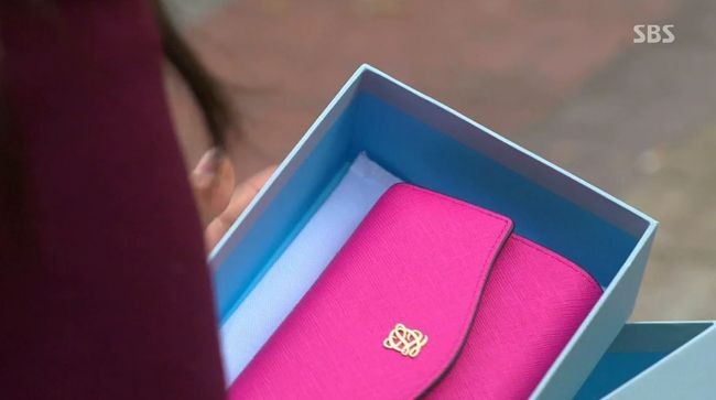 Kim Tan memilih untuk memberikan wanita yang dicintainya, Cha Eun Sang, dalam drama Heirs, sebuah dompet dari kulit. Cari tahu dulu warna dan model kesukaannya, lalu bungkus dompet di dalam kotak yang dihiasi pita. Pasti akan jadi kado Valentine yang sangat berguna untuk kekasihmu. Foto: Istimewa