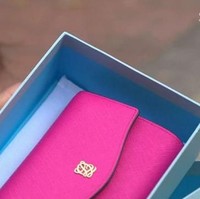 Kim Tan memilih untuk memberikan wanita yang dicintainya, Cha Eun Sang, dalam drama Heirs, sebuah dompet dari kulit. Cari tahu dulu warna dan model kesukaannya, lalu bungkus dompet di dalam kotak yang dihiasi pita. Pasti akan jadi kado Valentine yang sangat berguna untuk kekasihmu. Foto: Istimewa