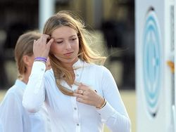 Gaya Unik Putri Cantik Steve Jobs Tenteng iPhone