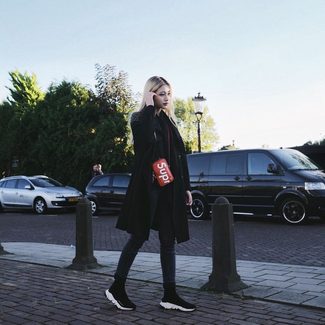 Sebagai anak muda, Calista Cuaca pun menggemari koleksi kolaborasi Supreme dan Louis Vuitton. Calista tampak bergaya dengan tas Supreme x Louis Vuitton Danube PPM berwarna merah yang harga retailnya US$ 1.800 atau sekitar Rp 24 juta. Foto: Instagram