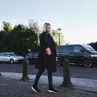 Sebagai anak muda, Calista Cuaca pun menggemari koleksi kolaborasi Supreme dan Louis Vuitton. Calista tampak bergaya dengan tas Supreme x Louis Vuitton Danube PPM berwarna merah yang harga retailnya US$ 1.800 atau sekitar Rp 24 juta. Foto: Instagram