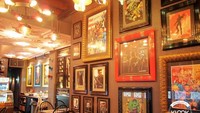 Aneka memorabilia superhero favorit kamu bisa ditemui di sini. Seperti yang terpajang keren di dinding-dinding kafe. Foto: Klook/Instagram Hungry Heroes