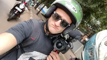 Salah satu YouTuber ternama internasional Casey Neistat juga sempat mengabadikan momen saat ia naik Go-Jek ketika menyambangi Jakarta (Twitter: @CaseyNeistat)