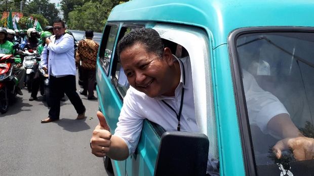 Wakil Wali Kota Surabaya Whusnu Sakti Buana menyopiri Gus Ipul ke acara pengundian nomor urut