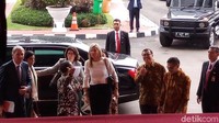Limosin yang ditumpangi Maxima terpasang pelat nomor bertuliskan Netherlands dan dilengkapi bendera di di bagian depan mobil.