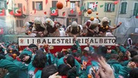Festival ini bernama Battaglia Delle Arance atau Carnevale dIvrea. Festival ini dilaksanakan di bulan Februari setiap tahun selama tiga hari. (Alessandro Bianchi/Reuters)