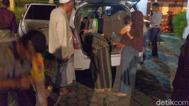 Keluarga pelaku pengrusakan saat di Tuban/