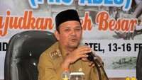 Dalam surat tersebut terdapat dua poin penting, di antaranya berisi tentang rujukan kewajiban penggunaan pakaian sesuai syariat Islam. Bupati Mawardi meminta semua maskapai yang masuk wilayah Kabupaten Aceh Besar menaati peraturan dan Undang-undang Syariat Islam yang berlaku di Tanah Rencong.  (Foto: Agus Setyadi/detikcom)