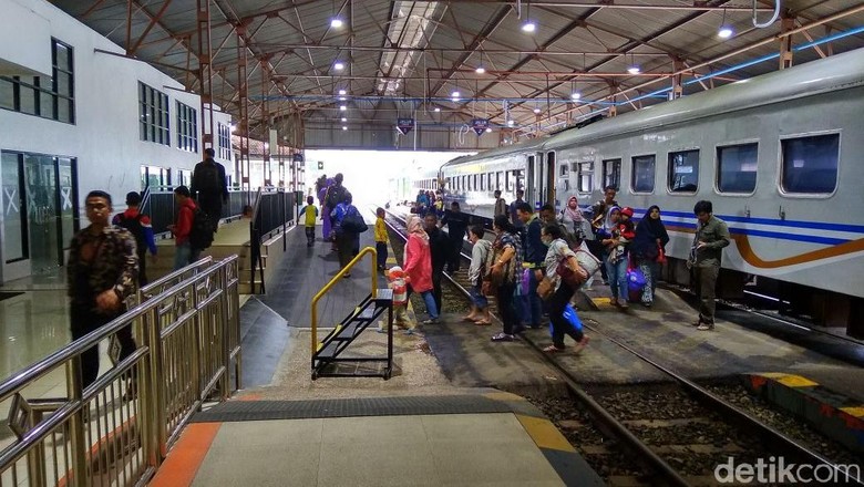 Banjir di Tegal-Brebes, Perjalanan KA ke Madiun Terlambat 3 Jam Banjir di Tegal-Brebes, Perjalanan KA ke Madiun Terlambat 3 Jam