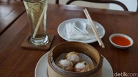 Salah satu menu yang harus dicoba adalah dim sum dan teh oolong dingin. Perpaduannya pas! (Shinta/detikTravel)