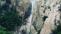 Ini adalah air terjun Kuryong di Gunung Kumgang (Young Pioneer Tours/Instagram)