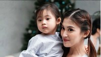 Panggilan sayangnya adalah Onti T. Duh, Onti T cantik banget ya. Banyak netizen bilang wajahnya perpaduan antara Sandra Dewi dan Dian Sastro. Foto: Instagram Kartika Dewi