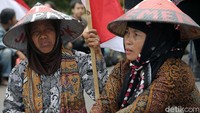 Karena keberadaan pabrik semen itu mengancam mata pencaharian mereka sebagai petani.