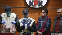 Wakil Ketua KPK Basaria Pandjaitan hadir dalam gelar barang bukti suap Bupati Subang Imas Aryumningsih.