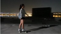 Saat berkunjung ke Seoul, ia juga membagikan videonya meluncur bersama skateboard di pinggir Sungai Han. (Foto: Instagram/dindakirana.s)