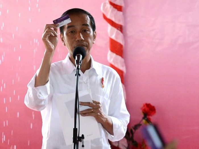 Di Seram, Jokowi Bagikan 1.000 PKH dan 1.010 KIP