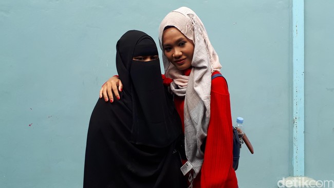 Nama Alyssa Spischack (kanan) sempat membuat heboh warganet. Pasalnya anak dari ustaz Derry Sulaiman pernah sempat menghilang dan tak pulang ke rumah selama dua minggu. Pada April 2019, Alyssa pun melepaskan hijabnya. Kini di akun TikToknya @alyssaspischakofficial, ia kerap mengunggah video dengan pakaian terbuka. Foto: Desi Puspasari/detikHOT.