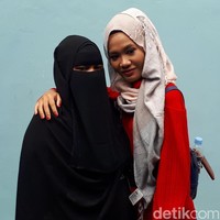 Nama Alyssa Spischack (kanan) sempat membuat heboh warganet. Pasalnya anak dari ustaz Derry Sulaiman pernah sempat menghilang dan tak pulang ke rumah selama dua minggu. Pada April 2019, Alyssa pun melepaskan hijabnya. Kini di akun TikToknya @alyssaspischakofficial, ia kerap mengunggah video dengan pakaian terbuka. Foto: Desi Puspasari/detikHOT.