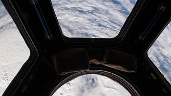 Komponen pertama ISS diluncurkan dari Bumi pada tahun 1998. ISS diperkirakan dapat beroperasi sampai tahun 2028. Foto: Instagram