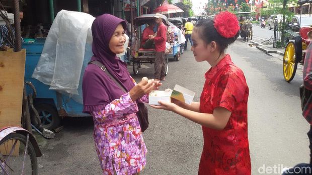 Kampanye Yogya Aman, Gadis-gadis Cantik Bagi 1.000 Bakpia di Malioboro