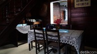 Foto: Masih banyak perabotan yang digunakan keluarga Hatta dahulunya. Seperti kasur, lemari, peralatan dapur, sepeda, mesin jahit, dan cerek. (Syanti/detikTravel)