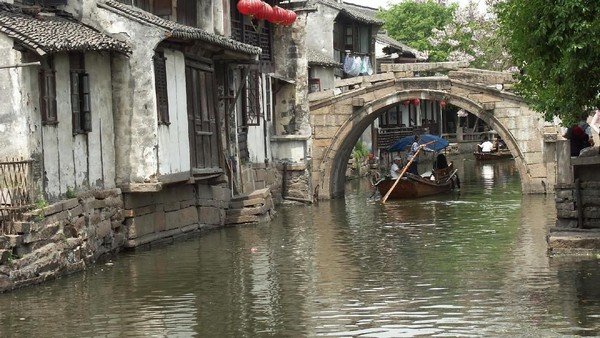 Foto: Shide Bridge dan Yongan Bridge memiliki arti damai. Kedua jembatan ini dibangun tahun 1573-1619, era Dinasti Ming. Yang uniknya, dua jembatan ini terlihat seperti kunci China bergaya lampau. (Thinkstock)