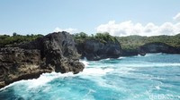 Pantas jika pantai di Bali ini jadi nomor satu dunia versi situs traveling Tripadvisor. Inilah Pantai Kelingking di Nusa Penida bagian barat (Muhammad Zaky Fauzi Azhar/detikTravel)