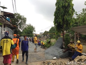 Jalan Retak di Kampung Berlan Mulai Diperbaiki