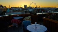 Makan malam di Trafalgar St James Hotel, London, Inggris, traveler berkesempatan mendapat hadiah menginap gratis di kamar suitei. Hadiah termasuk piyama dari Karen Mabon, serta sarapan (The Trafalgar Hotel London)