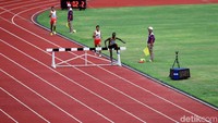 Pushpalrumara berhasil memenangi lomba atletik 3.000 meter halang rintang.