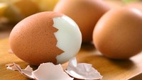 Agar mudah dikupas, pilihlah telur yang lsudah berumur beberapa hari.  Karena jenis telur ini paling baik untuk direbus. Telur yang baru lcenderung ebih menempel ke lapisan putih telur sehingga lebih sulit untuk dikupas. Foto: Istimewa