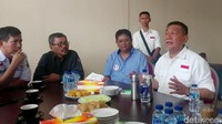 Pertahana Wakil Gubernur Jabar ini juga berharap Pilgub Jabar bisa menjadi momen pesta demokrasi yang berkualitas sehingga tercipta wisata politik sesuai keinginan KPU Jabar.