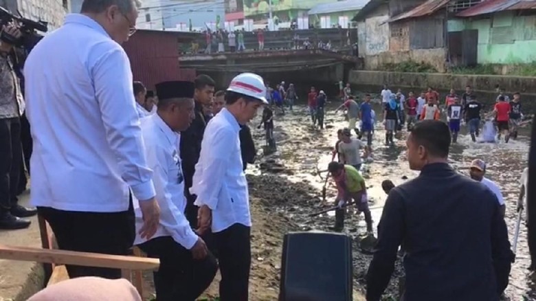 Jokowi Tinjau Program Padat Karya Normalisasi Sungai di Ambon Jokowi Tinjau Program Padat Karya Normalisasi Sungai di Ambon