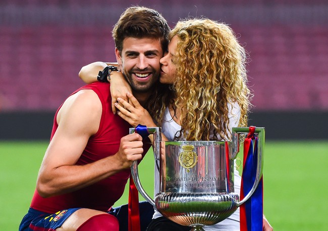 Pada 2015, Shakira dikabarkan jadi korban pemerasan oleh seseorang yang mengaku memiliki video yang memperlihatkan dirinya dan Gerard Pique berhubungan seks. Menurut situs Diario Vasco, pelakunya adalah mantan karyawan Shakira yang memintanya sejumlah yang sebagai syarat jika ia tidak ingin video itu tersebar. Foto: David Ramos/Getty Images