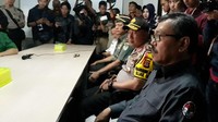 Pangdam Mayjen TNI Doni Monardo dan Kapolda Jabar Irjen Agung Budi Maryoto yang menggunakan bus TNI ini tiba di rumah pemenangan pasangan Rindu di Jalan Cipaganti, Kota Bandung, Rabu (14/2/2018), sekitar pukul 09.30 WIB. Turut hadir dalam rombongan itu antara lain Ketua KPU Jabar Yayat Hidayat, Ketua Bawaslu Harminus Koto dan Kepala Kesbangpol Jabar Ruddy Gandakusumah.