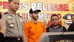 Wajah Lesu Fachri Albar di Polres Jaksel