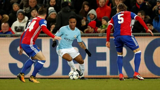 Pergerakan Raheem Sterling mampu merepotkan barisan pertahanan Basel.