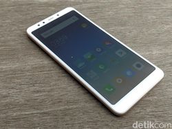 Unboxing Redmi 5, Ponsel Layar Penuh Rp 1,7 Juta