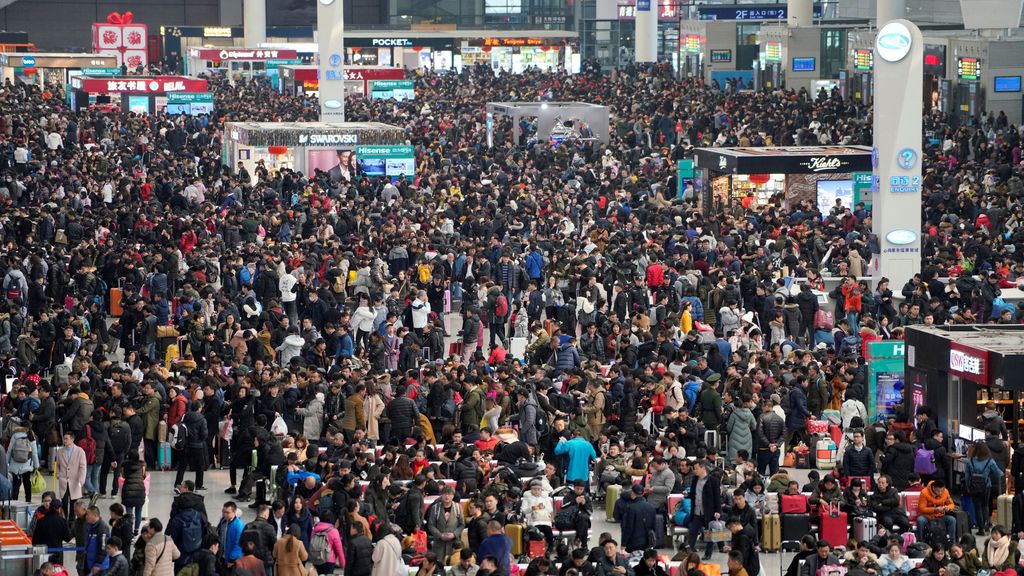 Penumpang menunggu untuk naik kereta api di Stasiun Kereta Hongqiao Shanghai saat liburan musim semi Festival tahunan dimulai menjelang Imlek Tahun Baru Imlek di Shanghai, China 12 Februari 2018. REUTERS / Aly Song