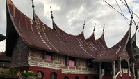 Kawasan Kampung Adat Saribu Rumah Gadang memiliki 130 buah rumah gadang yang saling berdempetan cukup rapat satu sama lain dan sebagian sudah berumur ratusan tahun. Saat ini terdapat 40 rumah yang mengalami rusak dan memerlukan penanganan segera. Pool/Kementerian PUPR.