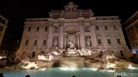 Terlepas dari mitosnya, Trevi Fountain memang memiliki desain dan tampilan menawan. Air mancur ini dirancang oleh arsitek Italia Nicola Salvi dan diselesaikan oleh Pietro Bracci. (Ardhi/detikTravel)