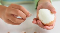 Gulingkan telur rebus di atas meja atau talenan sambil tekan hingga telur retak. Cangkang telur akan mudah dikupas. Foto: Istimewa