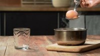Taruh telur dalam gelas dengan sedikit air, kemudian kocok  perlahan. Cangkang telur akan mengelupas dengan sendirinya. Teknik ini membutuhkan beberapa kali latihan sebelum Anda menguasainya. Foto: Istimewa