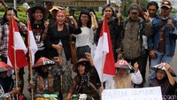 Mereka didampingi sejumlah aktivis HAM.