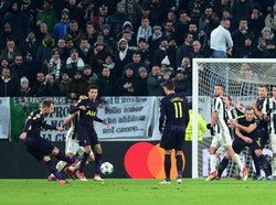 Juventus malah lantas kebobolan. Tendangan bebas Eriksen di menit ke-71 meluncur menyusur tanah, melewati pagar pemain, dan masuk ke pojok kiri bawah gawang. (Foto: Massimo Pinca/REUTERS)