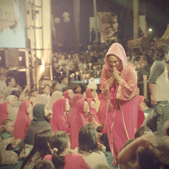 Saat acara pengajian dalam rangka menyambut Ramadhan, ia memakai gaun berwarna merah muda dengan hijab khasnya berupa pashmina polos.  Foto: Instagram